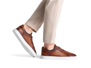 The Leve Slip Tabaco pairs well with light colored pants