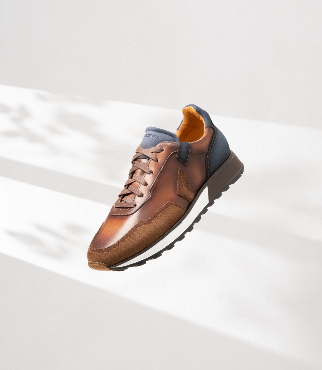 The Aero Brown / Navy features a rubber sole with a leather toe accent to add a touch of sophistication. 