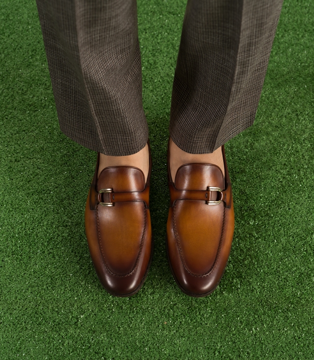 Close up of Magnanni Silvano Cuero loafers on a male model.