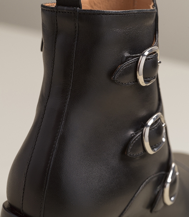 Close up of the heel of the Magnanni Lucia boot in Black.