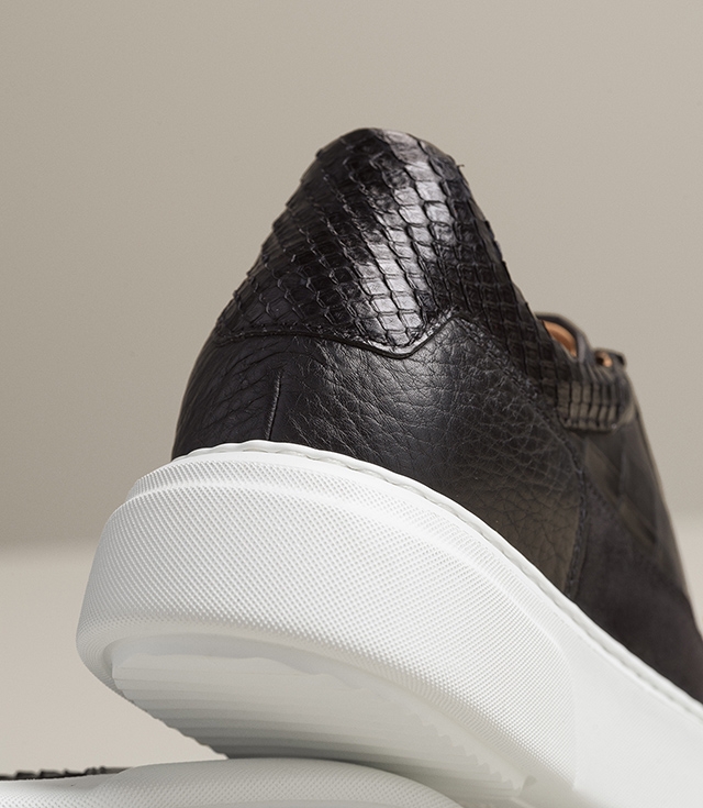 Close up of the heel of the Magnanni Mia sneaker in Black.